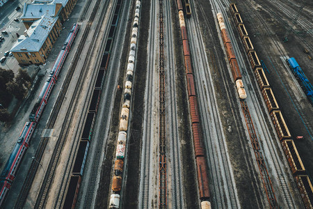 货运列车特写五颜六色的货运列车在火车站的鸟瞰图与火车的工业概念场景从飞行无图片