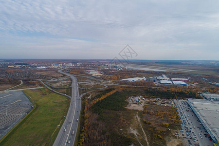 Ekaterinburg市附近通往国际机场Koltsovo的公路图片