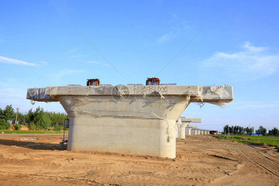 建筑工地的桥墩未完工图片