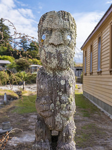 新西兰TamatekapuaMaraeOhinemutuTeArawa部落RotoruaRotorua区Wharenui或毛利背景图片
