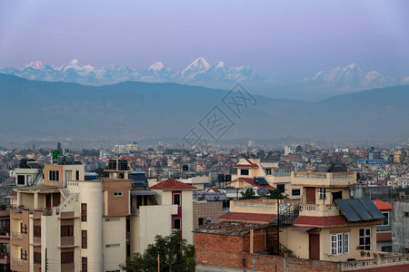 夜光喜马拉雅山与加德满都城在图片