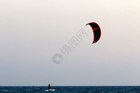 天空的景色取决于白天季节和主要天气的时图片