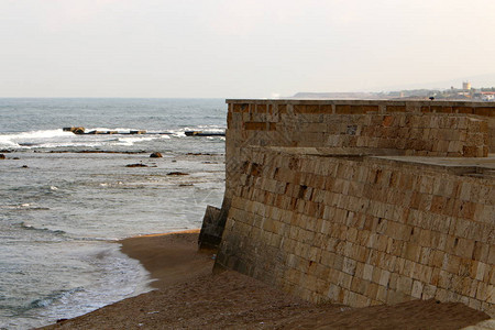 以色列北部地中海沿岸阿克里市一座古老堡垒的石墙图片