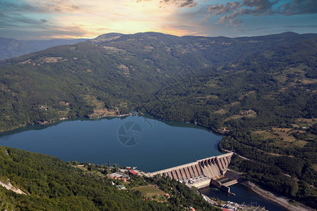河日落景观上的水力发电厂图片