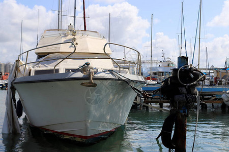 以色列北部地中海沿岸的游船和只码头图片