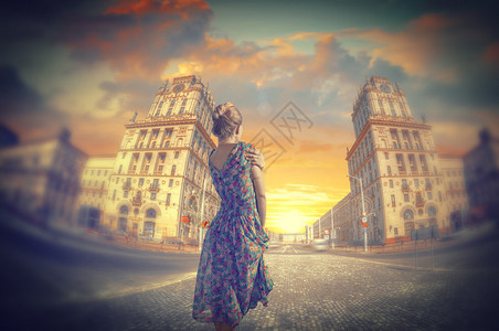 穿着裙子的女人在火车站广场城门明斯克白俄图片