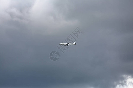 一架大型民航飞机在阴云的天图片
