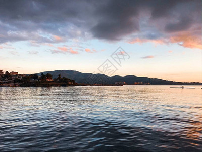 夏日夕阳下海边小镇的风景如画图片