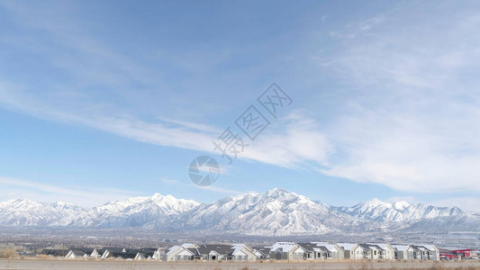 冬季南约旦市和瓦萨奇山脉的全景图片