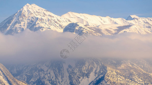 全景图框蒂帕诺戈斯山的惊人景象满是斜坡和冰雪的峰顶厚灰云的面纱部分覆盖了这个图片