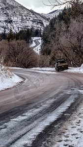 垂直框架道路蜿蜒穿过雪山图片