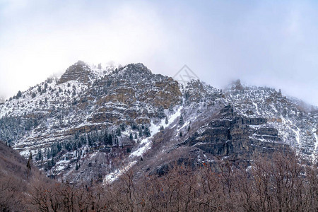 普罗沃峡谷的自然景观在冬季有陡峭的斜坡和冷冻的水图片