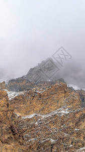 Canyon山崎岖和岩石坡上垂直的云雾图片