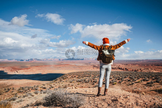 美国沙漠中的快乐徒步旅行者图片