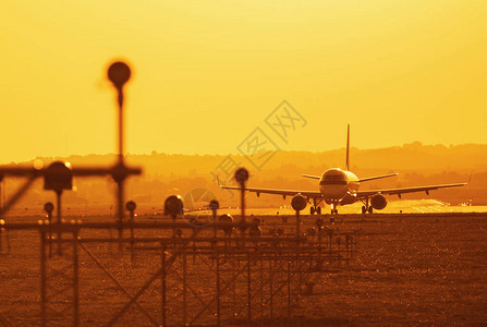 小型机场跑道上起飞的中空飞机在日图片