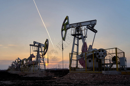 技术石油和天然气生产石油和天然气的生产运输和加工为图片