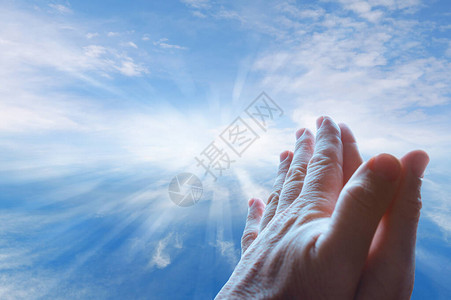 在天空祈祷的手图片
