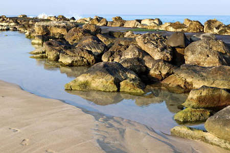 石头位于以色列北部地中海沿岸的一图片