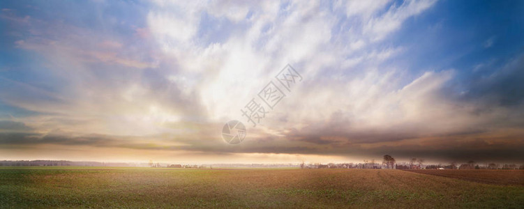 一个村庄的全景多云和朦胧的日落图片