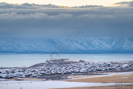 乌塔河谷风景有雪山图片