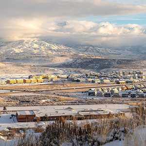山和犹他河谷住宅区在寒冬的雪天图片