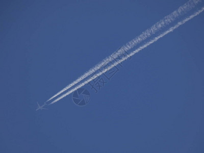 空中飞机以蓝天空背景飞行留下一条巨大的图片