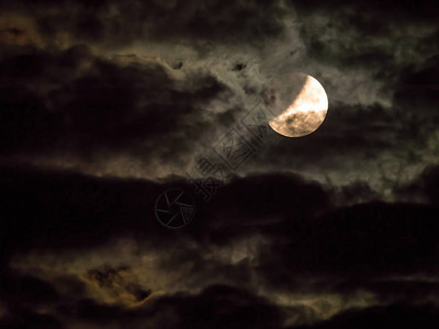 拍摄满月偏食的夜多云天空图片