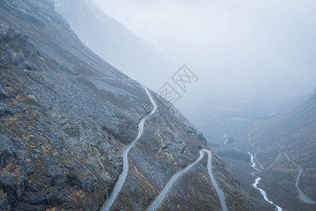 岩壁悬崖边的狭小山路底有雾图片