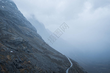 洛基山边有道路和迷雾偏僻无所不图片