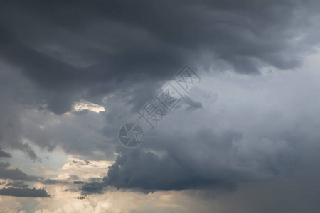 大自然背景与暴云相伴黑暗的天空雨前背景图片