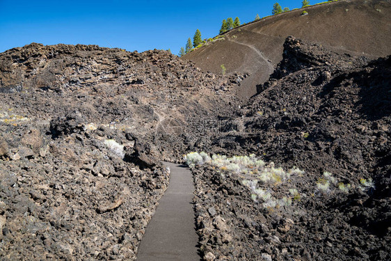 俄勒冈州宾德附近新莓火山纪念碑的莫图片