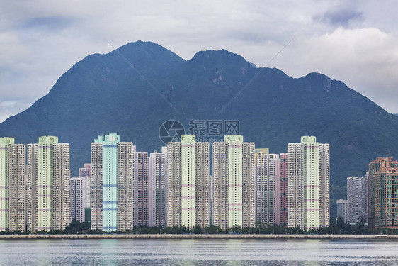香港城市的高层住宅楼和山图片