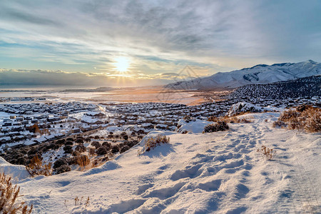 享有犹他州德雷珀的房屋和湖泊和山脉的冬季美景图片