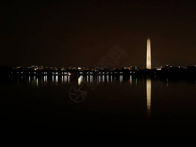 华盛顿纪念碑与华盛顿特区的夜灯在波托马克图片