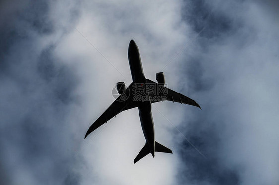 多云的天空和班机剪影图片