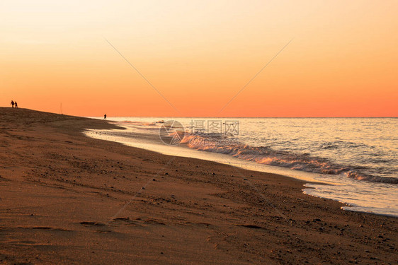 秋天在沙滩上闪耀着秋日橙色的夕阳美国图片