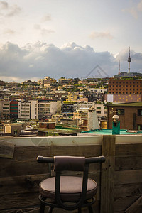 从房子屋顶到首尔背景图片