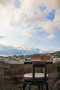 木制阳台上的孤独椅子远离城市景观蓝天图片