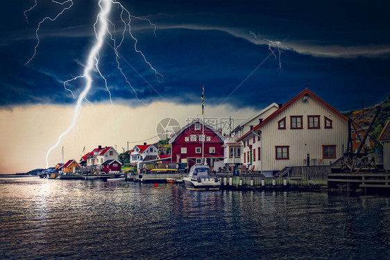 在瑞典沿海社会暴风雨中闪耀图片