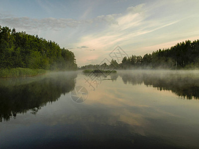 清晨在湖上美丽的天空的反光在水中雾图片