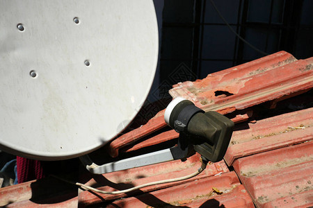 屋顶上的卫星天线接收器背景图片