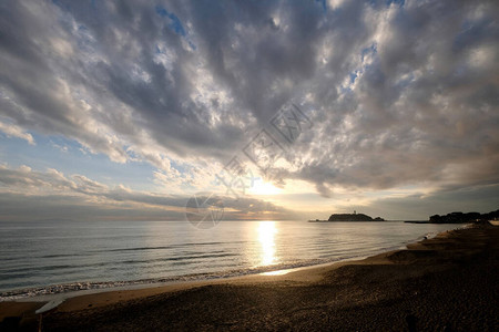 日本川江野岛的明夕日落海浪与海岸图片