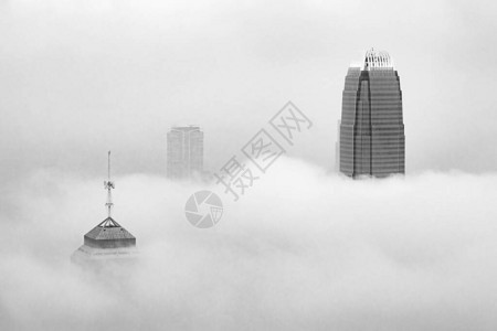 香港城市雾中的摩天大楼图片