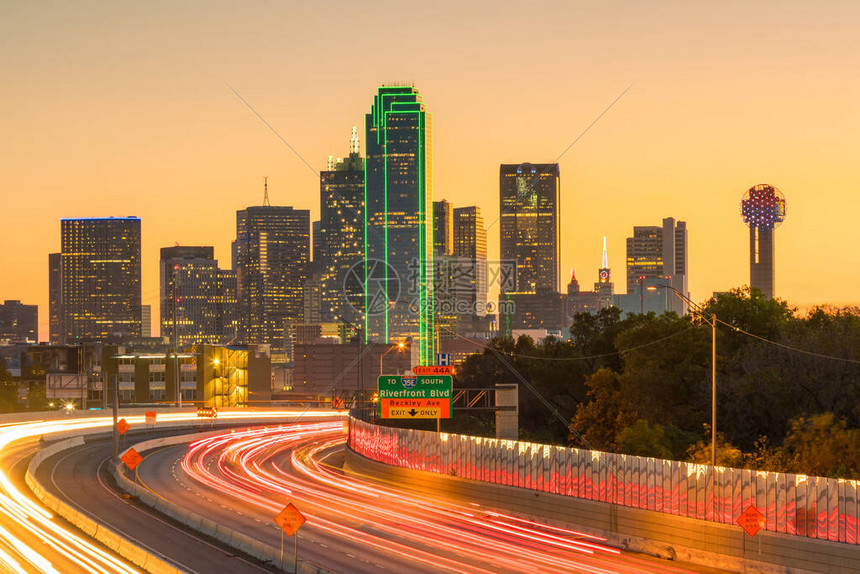 达拉斯独行侠比分最新战况揭晓球队表现亮眼全场得分分析与关键球员发挥全面解读