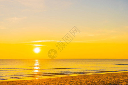 日落或日出时美丽的热带自然海滩图片