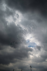 浩瀚天空中的黑云暴雨图片