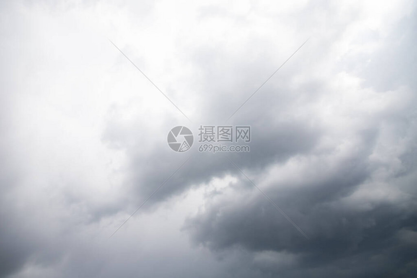 苍的天空中的灰云阴图片