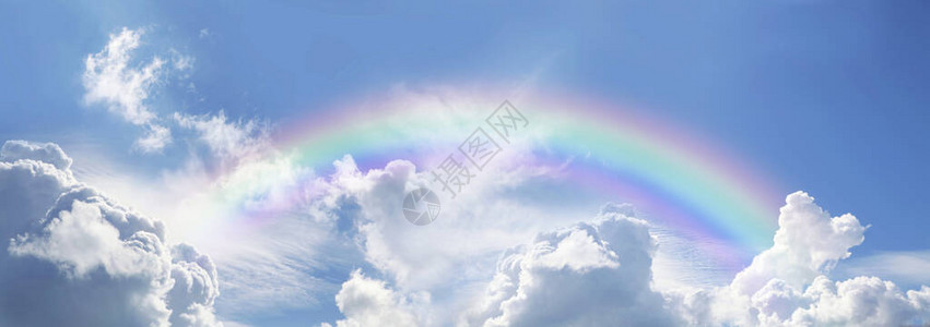 令人惊叹的蓝天全景彩虹图片