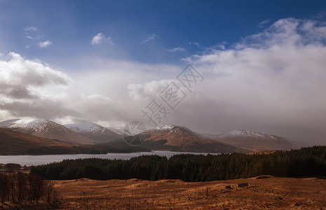 英国苏格兰高地的湖泊和山脉美景图片