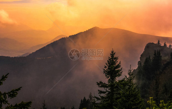 初升的照亮了山间处的云彩图片